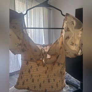 Cute little top!! Never worn!!